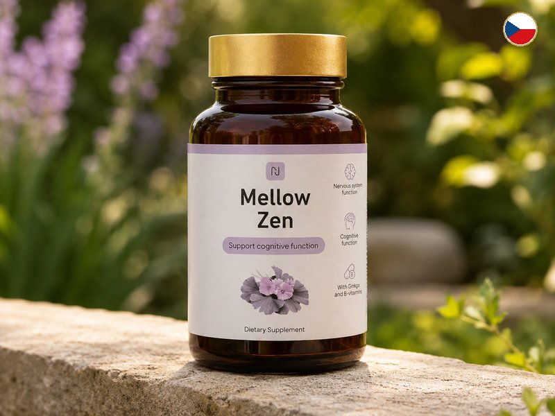 Lahvička Mellow Zen na zahradní zídce mezi zelení