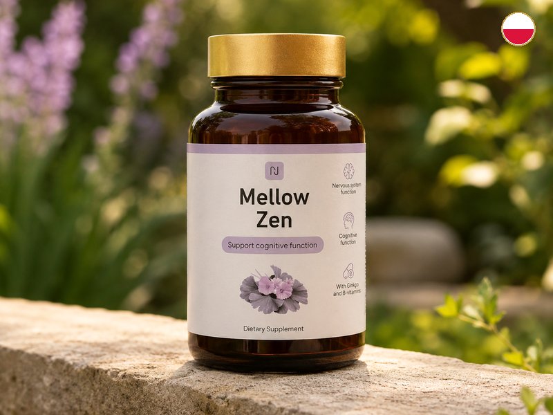 Butelka Mellow Zen na ogrodowym murku wśród zieleni