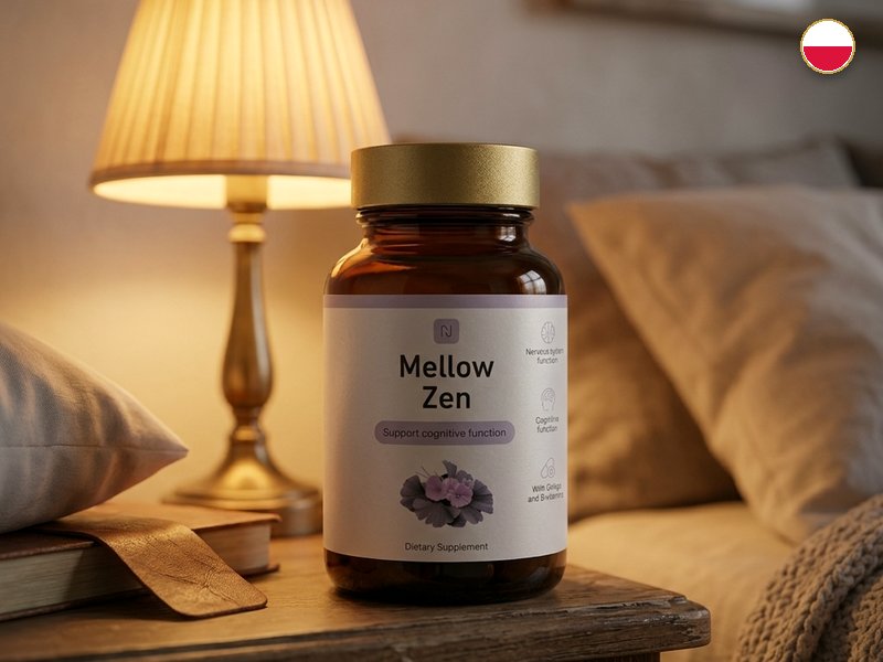 Butelka Mellow Zen na szafce nocnej przy zapalonej lampce